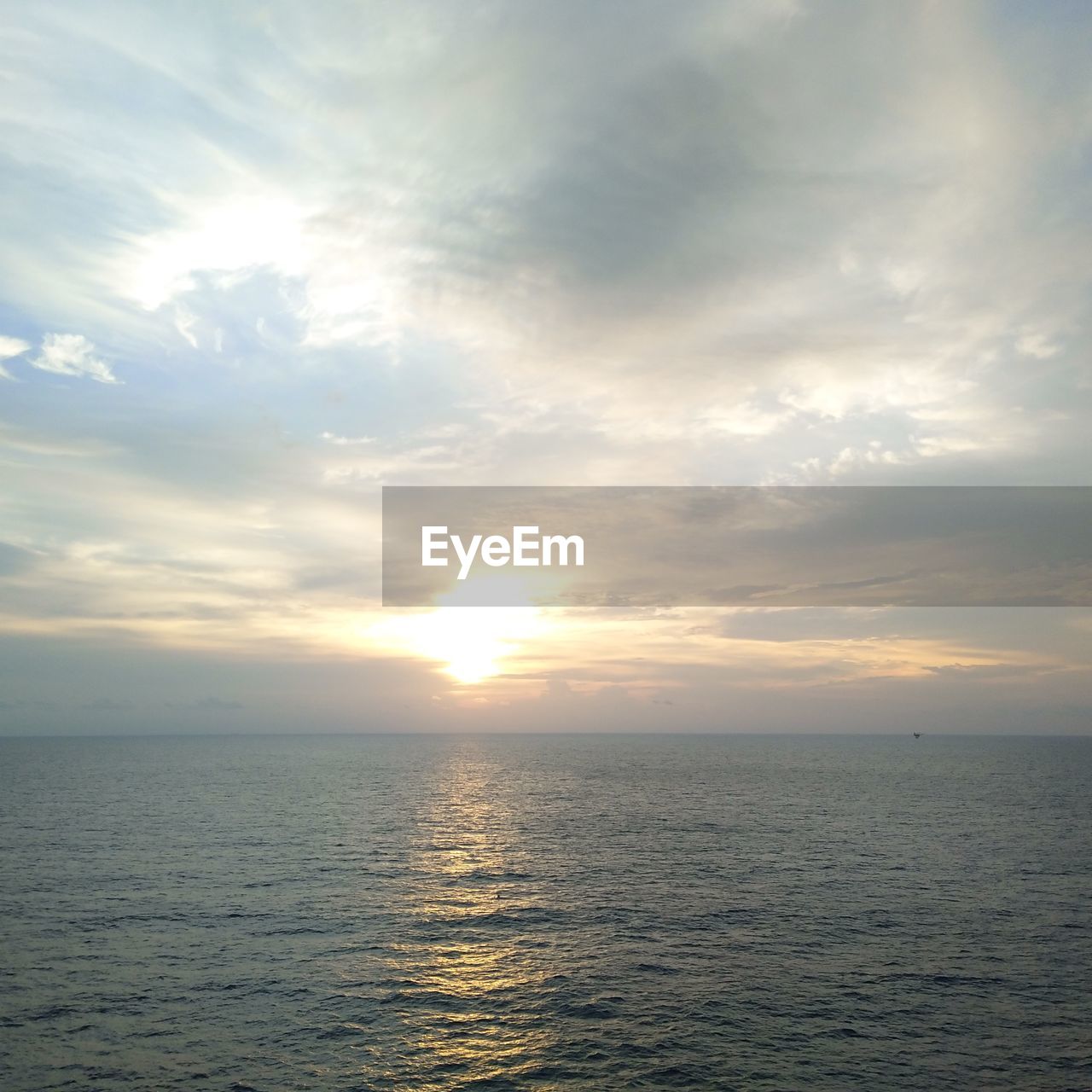 SCENIC VIEW OF SEA AGAINST SUNSET SKY