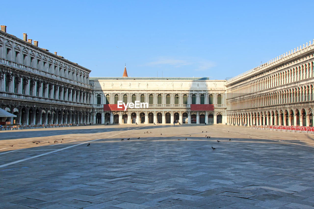 VIEW OF BUILDINGS IN CITY