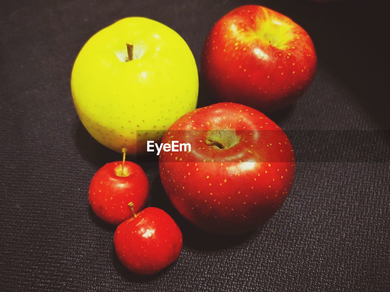 HIGH ANGLE VIEW OF APPLES IN CONTAINER ON TABLE