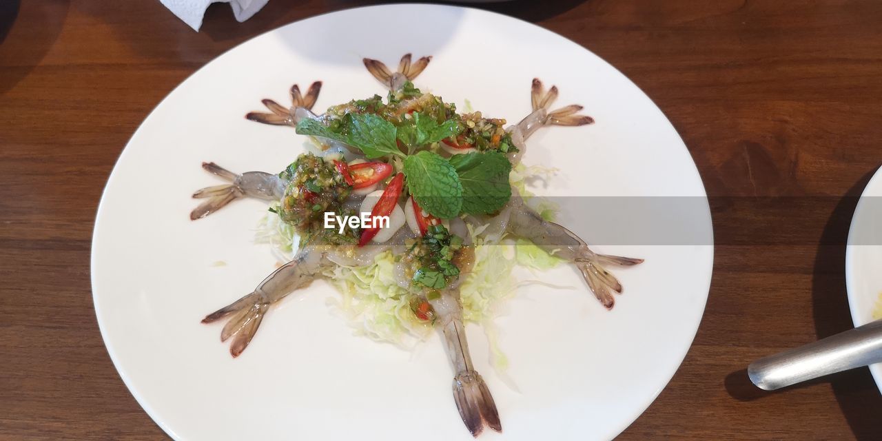 food and drink, table, plate, food, high angle view, indoors, freshness, healthy eating, meal, wood, wellbeing, dish, directly above, no people, tableware, eating utensil, vegetable, fork, business, still life, kitchen utensil, restaurant, dishware, produce, nature, serving size, flower