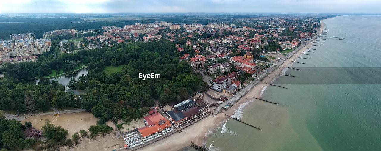 HIGH ANGLE VIEW OF TOWNSCAPE AND RIVER AGAINST BUILDINGS