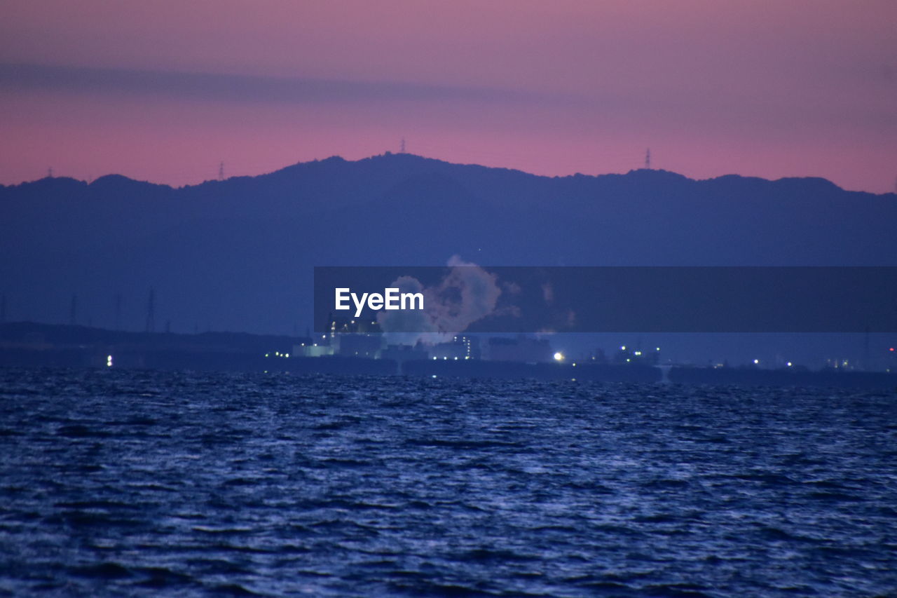 SCENIC VIEW OF SEA AGAINST SKY AT SUNSET