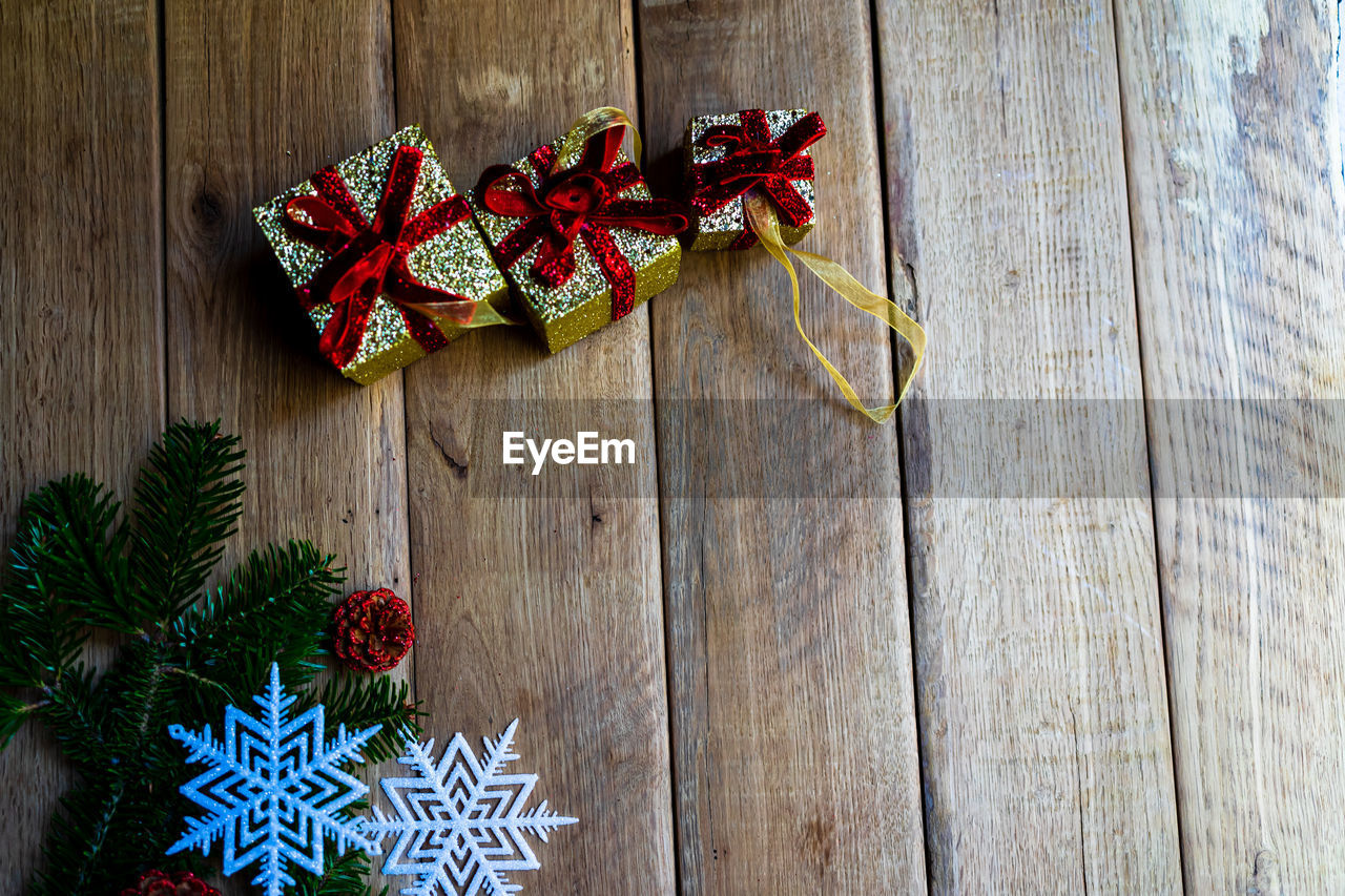 DIRECTLY ABOVE SHOT OF CHRISTMAS DECORATIONS ON TABLE