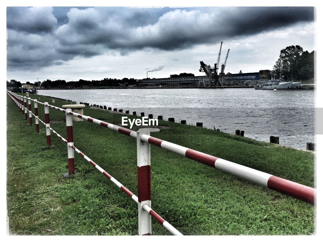 SCENIC VIEW OF GRASS BY WATER