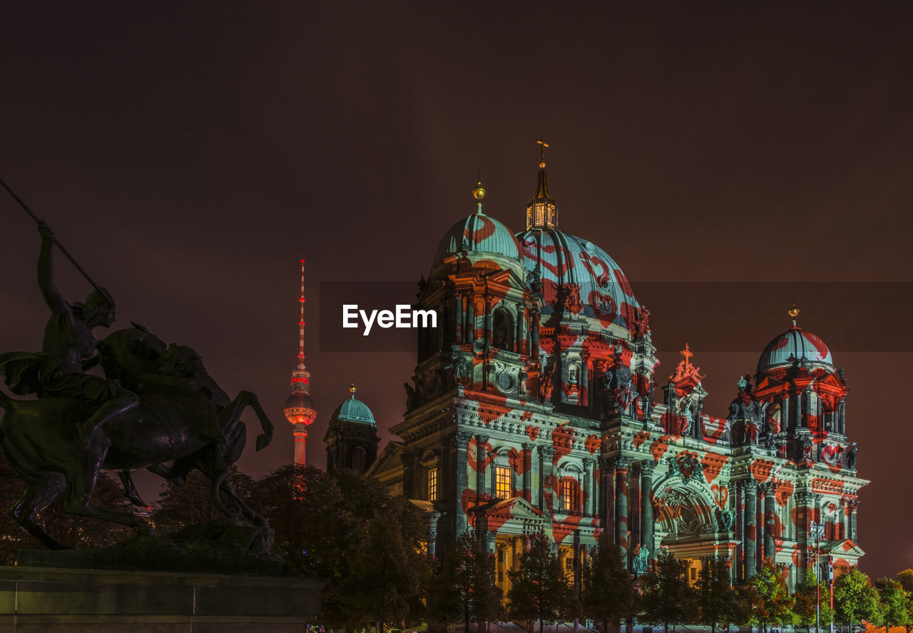 LOW ANGLE VIEW OF ILLUMINATED CATHEDRAL AT NIGHT