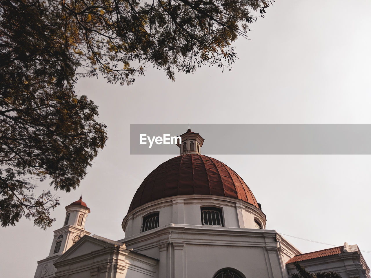 LOW ANGLE VIEW OF BUILDING AGAINST CLEAR SKY