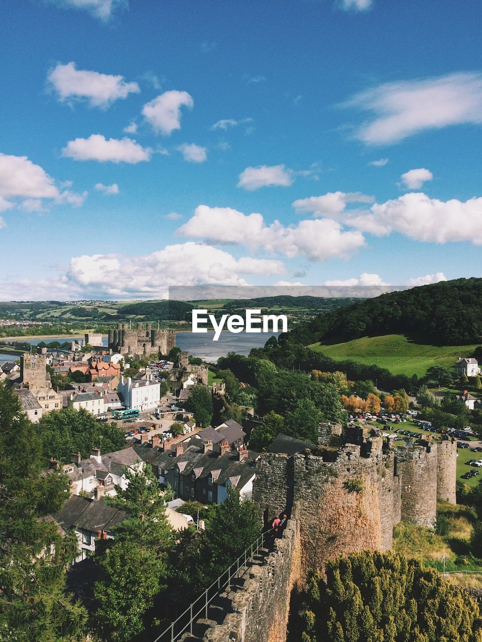 HIGH ANGLE SHOT OF TOWNSCAPE AGAINST SKY