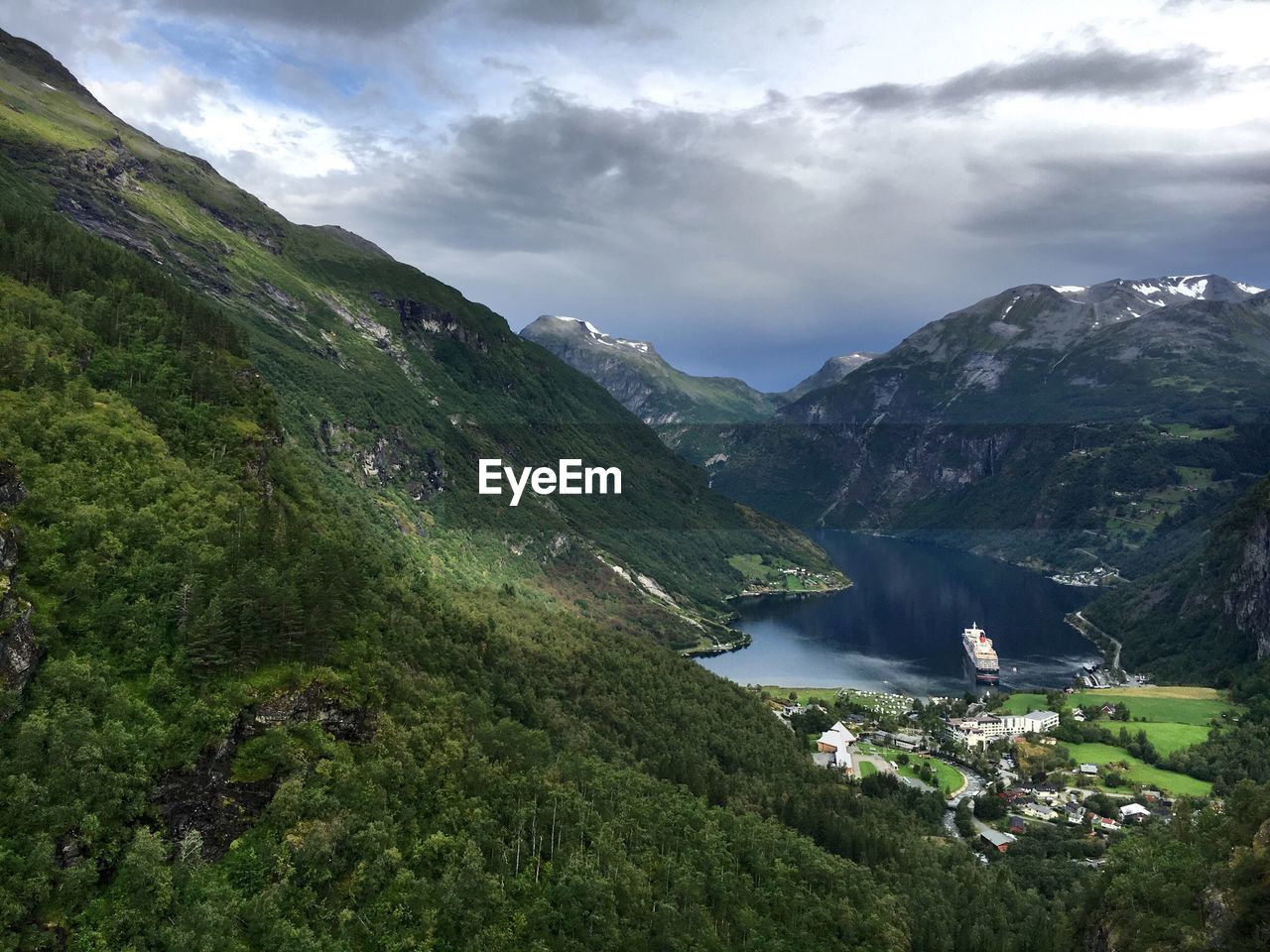 SCENIC VIEW OF LAKE BY MOUNTAIN AGAINST SKY