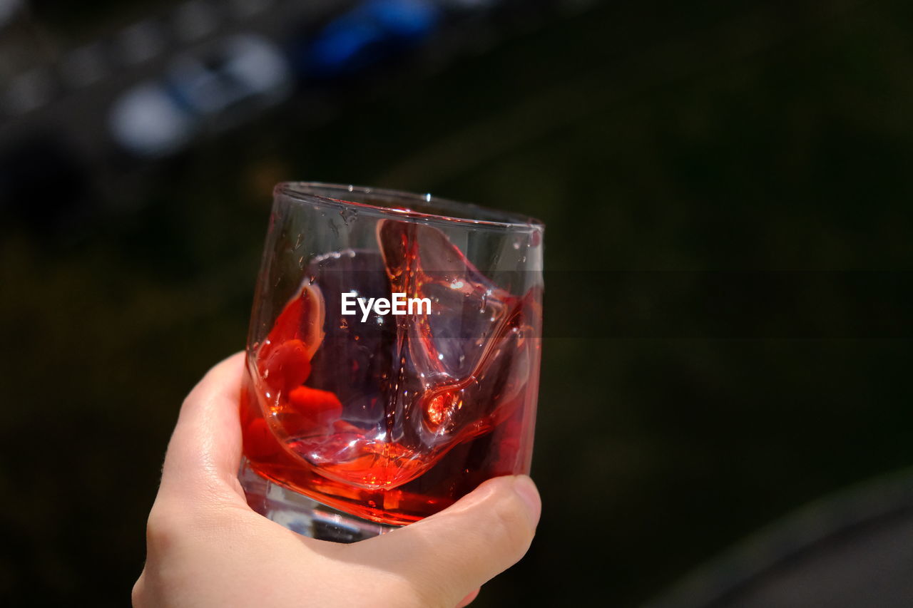 cropped hand of woman holding wineglass