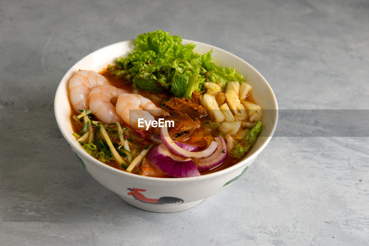 HIGH ANGLE VIEW OF PASTA IN BOWL ON TABLE