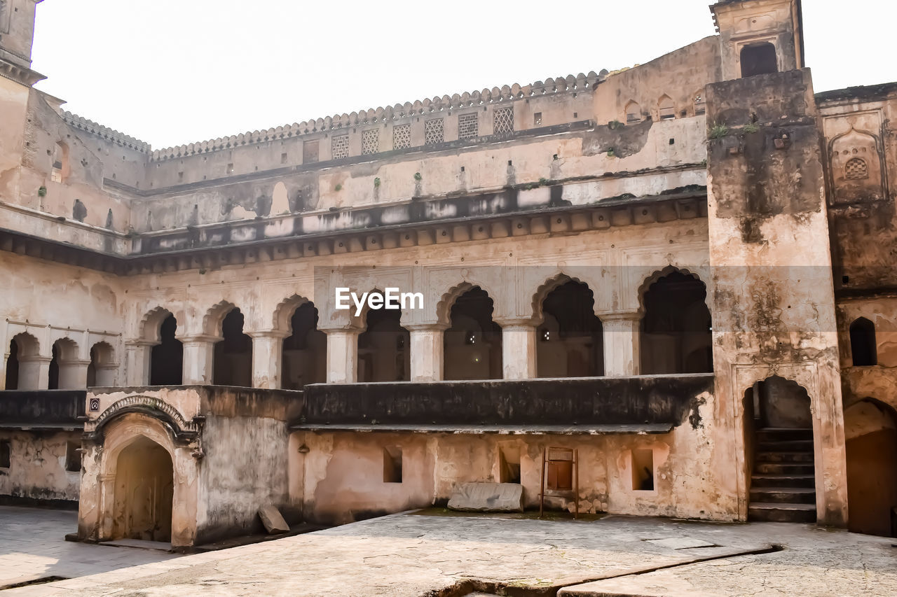 architecture, history, the past, built structure, ancient history, arch, travel destinations, ancient, building exterior, fortification, travel, building, historic site, amphitheatre, nature, caravanserai, tourism, old ruin, ruins, old, temple, city, sky, day, no people, outdoors, clear sky