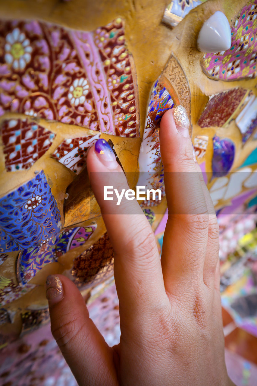 CLOSE-UP OF WOMAN HAND WITH PAINTING