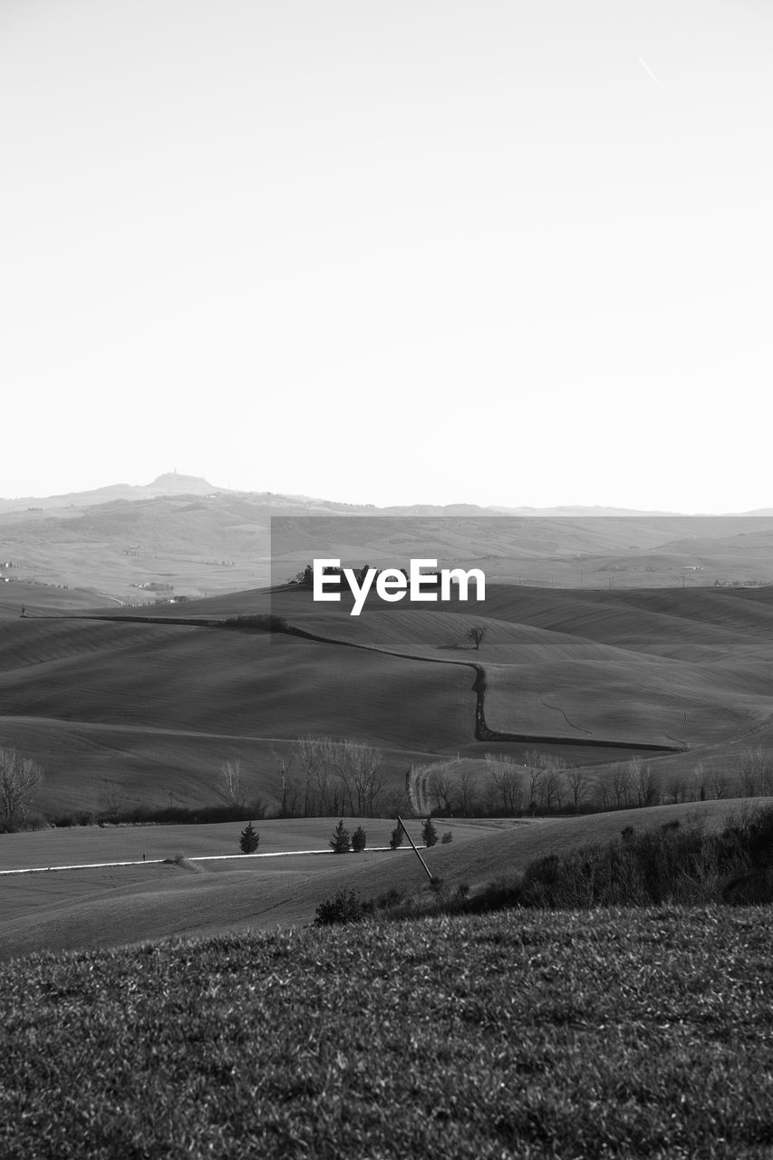 SCENIC VIEW OF AGRICULTURAL LANDSCAPE AGAINST SKY