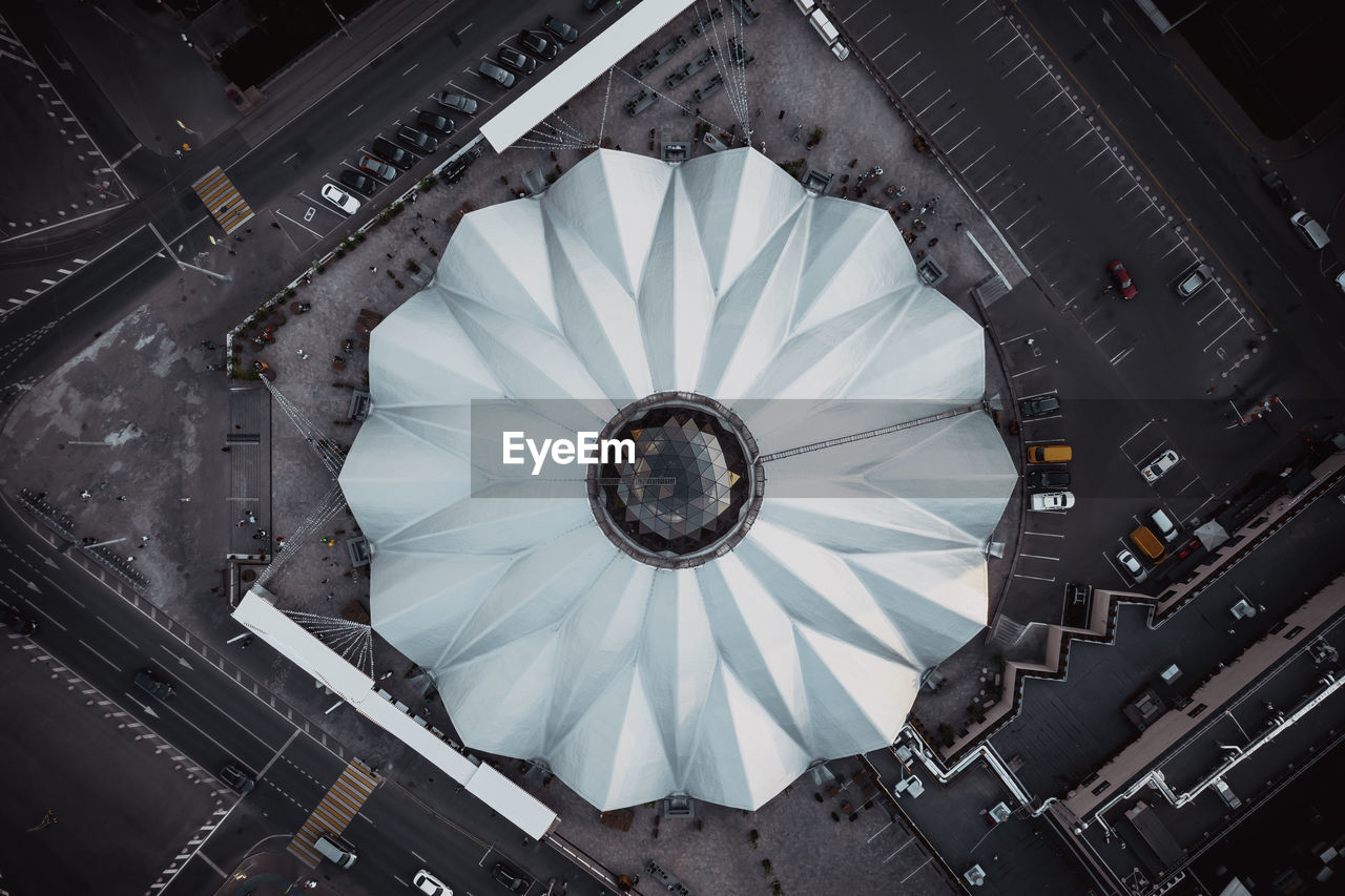 DIRECTLY BELOW SHOT OF MODERN BUILDING CEILING