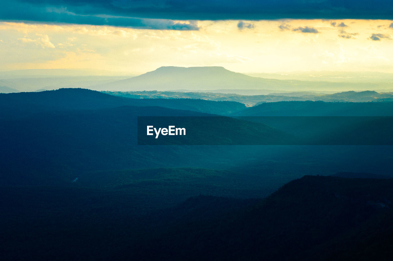 SCENIC VIEW OF SILHOUETTE MOUNTAINS AGAINST SKY