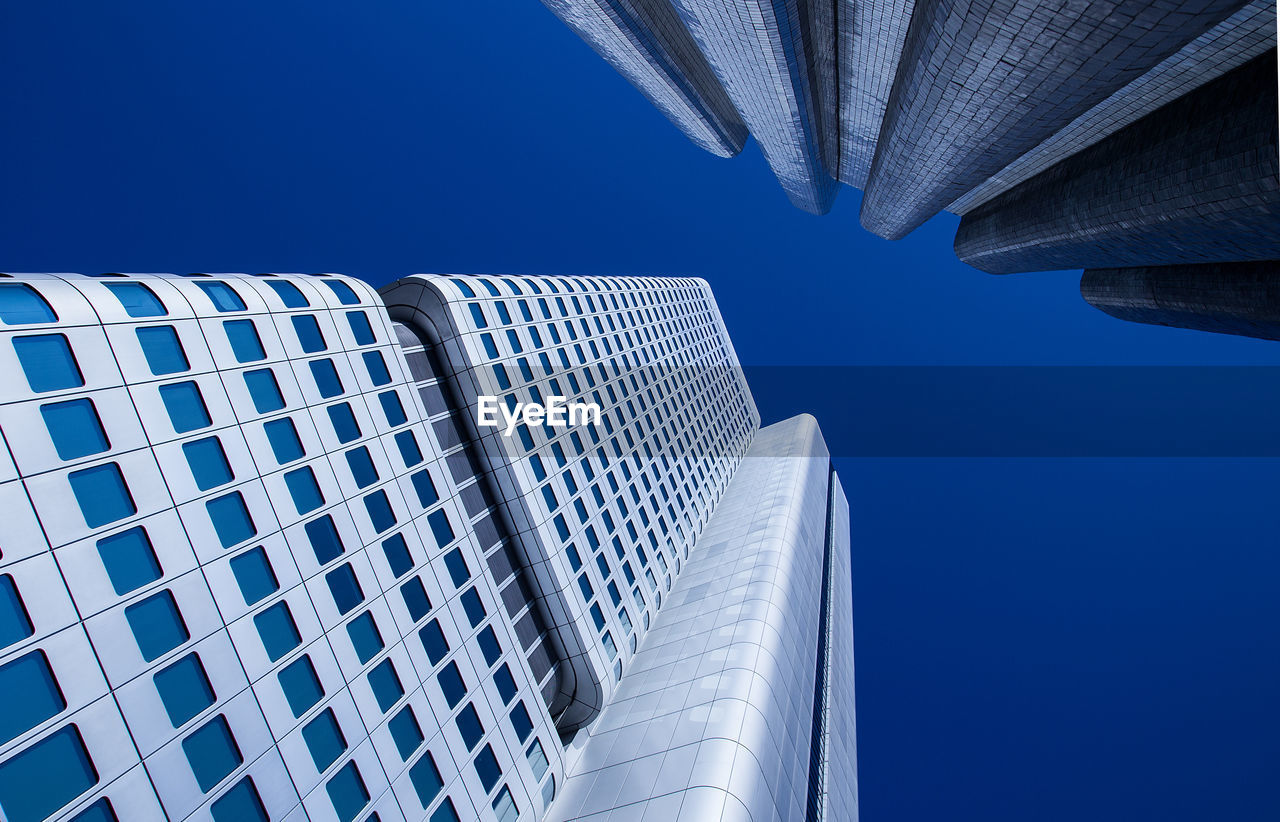 LOW ANGLE VIEW OF MODERN OFFICE BUILDING