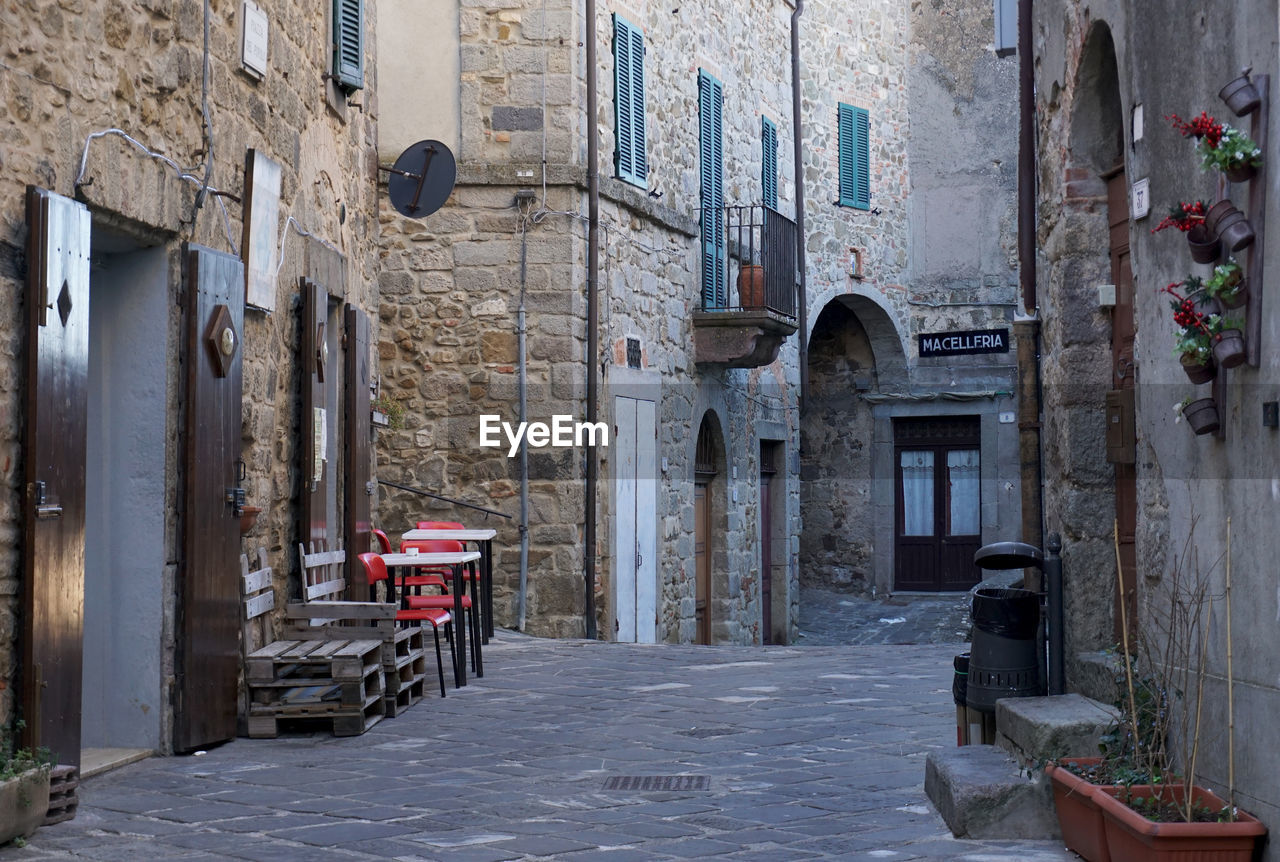 VIEW OF EMPTY ALLEY AMIDST BUILDINGS