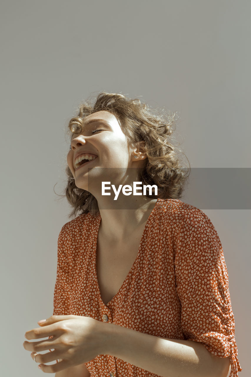 PORTRAIT OF A SMILING YOUNG WOMAN