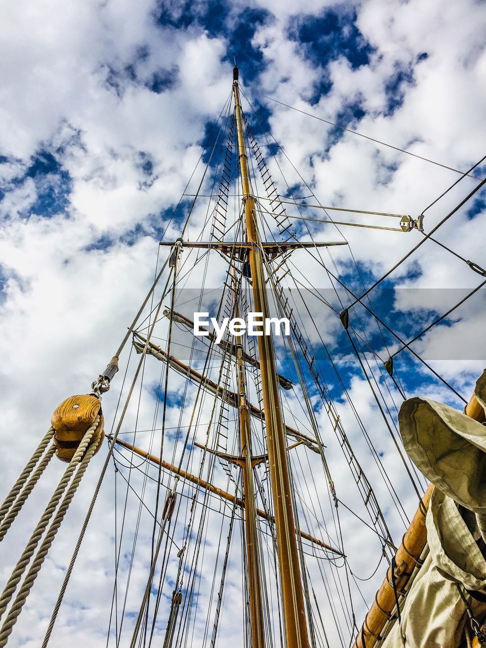 LOW ANGLE VIEW OF SAILBOAT SAILING ON POLE AGAINST SKY