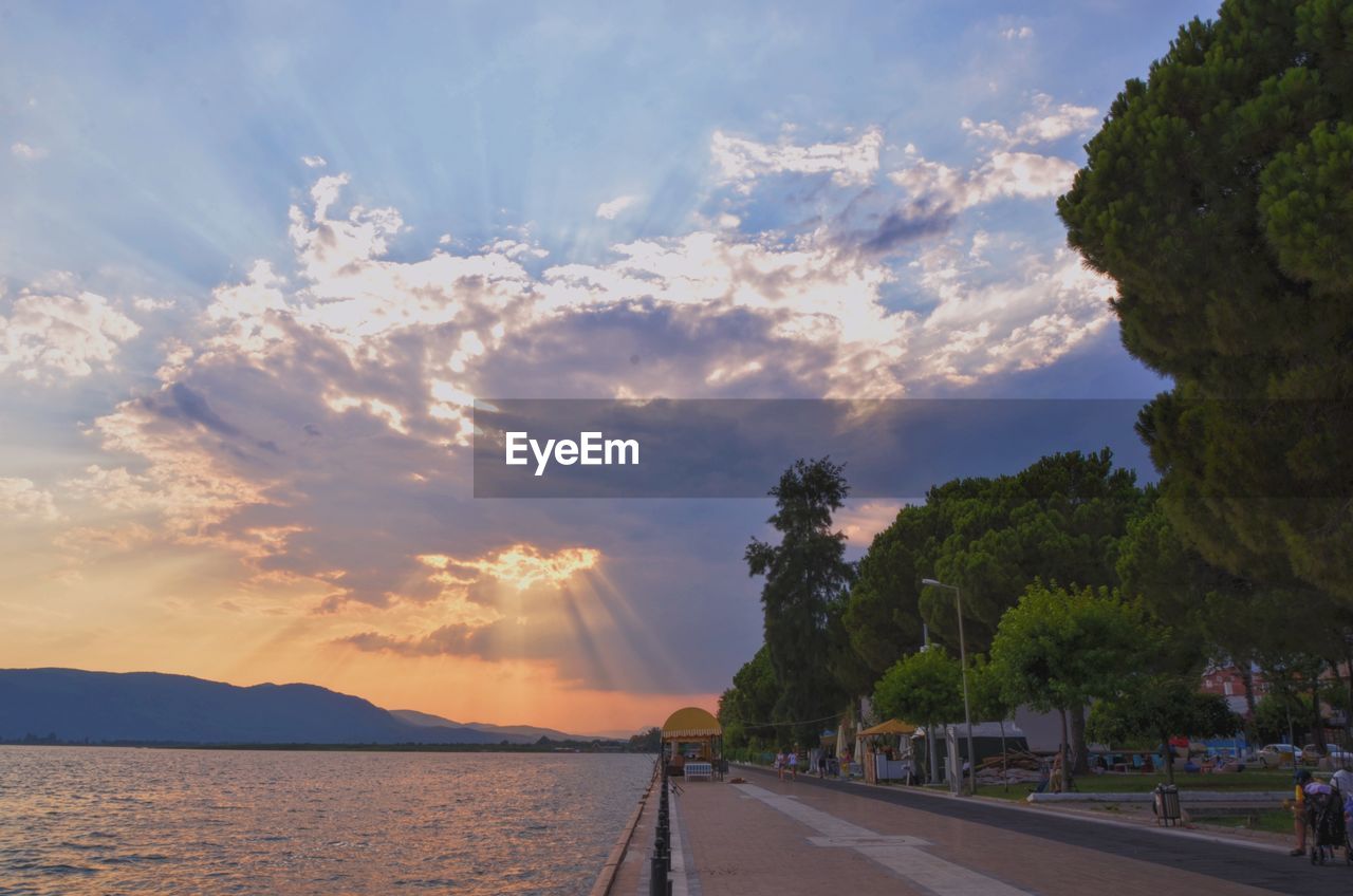 SCENIC VIEW OF SEA AGAINST SKY AT SUNSET