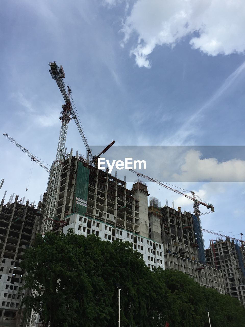 LOW ANGLE VIEW OF BUILDINGS IN CITY