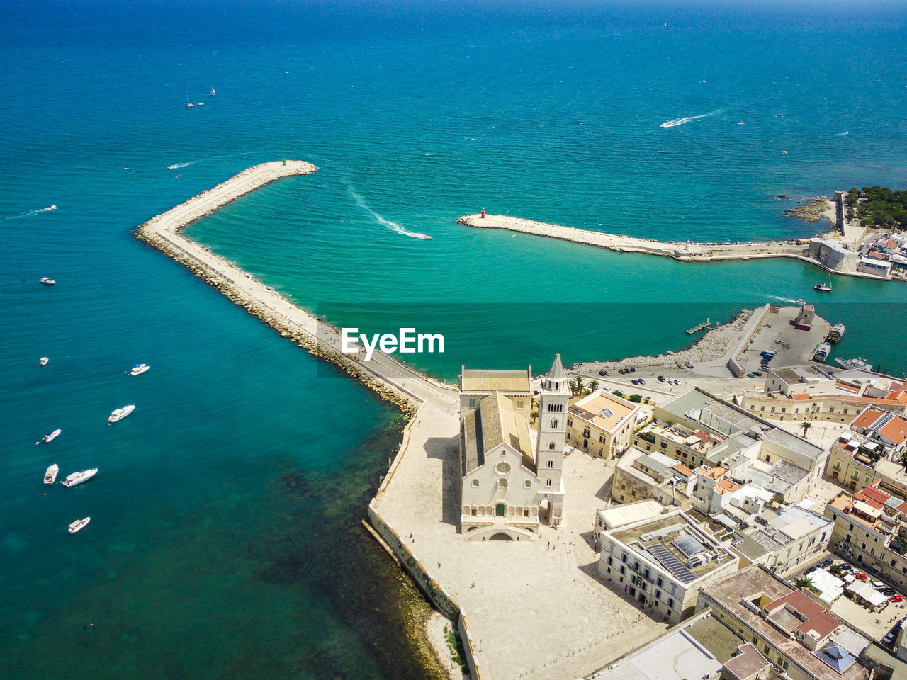 HIGH ANGLE VIEW OF BOATS ON SEA