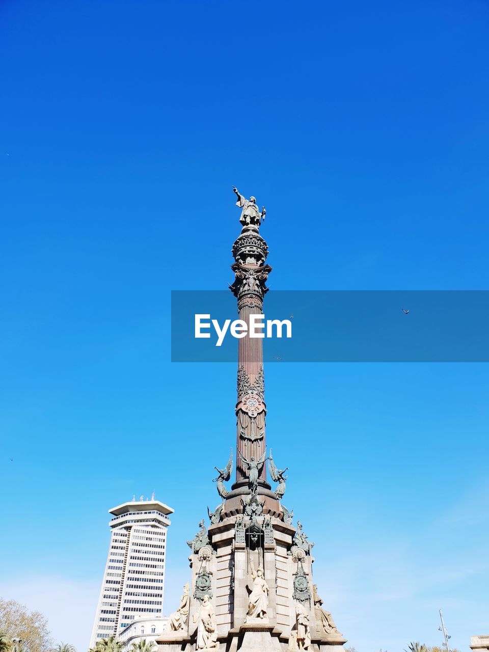 LOW ANGLE VIEW OF STATUE AGAINST SKY