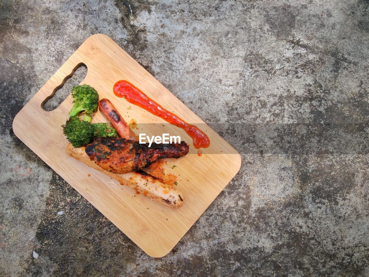 HIGH ANGLE VIEW OF FISH ON TRAY