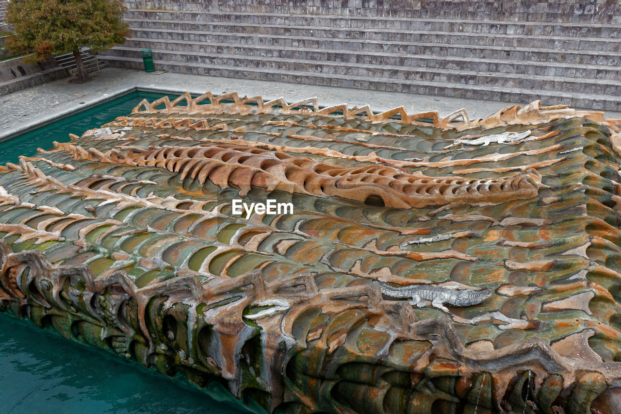 HIGH ANGLE VIEW OF MEAT ON BARBECUE GRILL