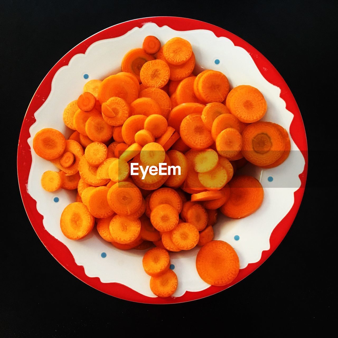 HIGH ANGLE VIEW OF ORANGE FRUITS IN PLATE