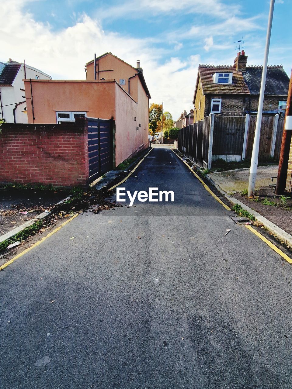 architecture, asphalt, built structure, building exterior, road, lane, residential area, road surface, sky, building, city, cloud, transportation, suburb, street, neighbourhood, house, urban area, residential district, no people, nature, the way forward, day, outdoors, tarmac, infrastructure, town