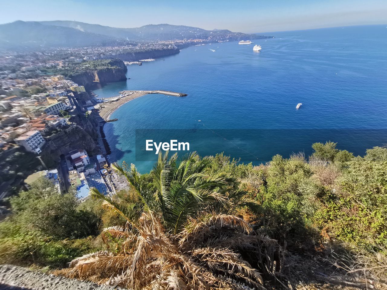 HIGH ANGLE SHOT OF TOWNSCAPE BY SEA