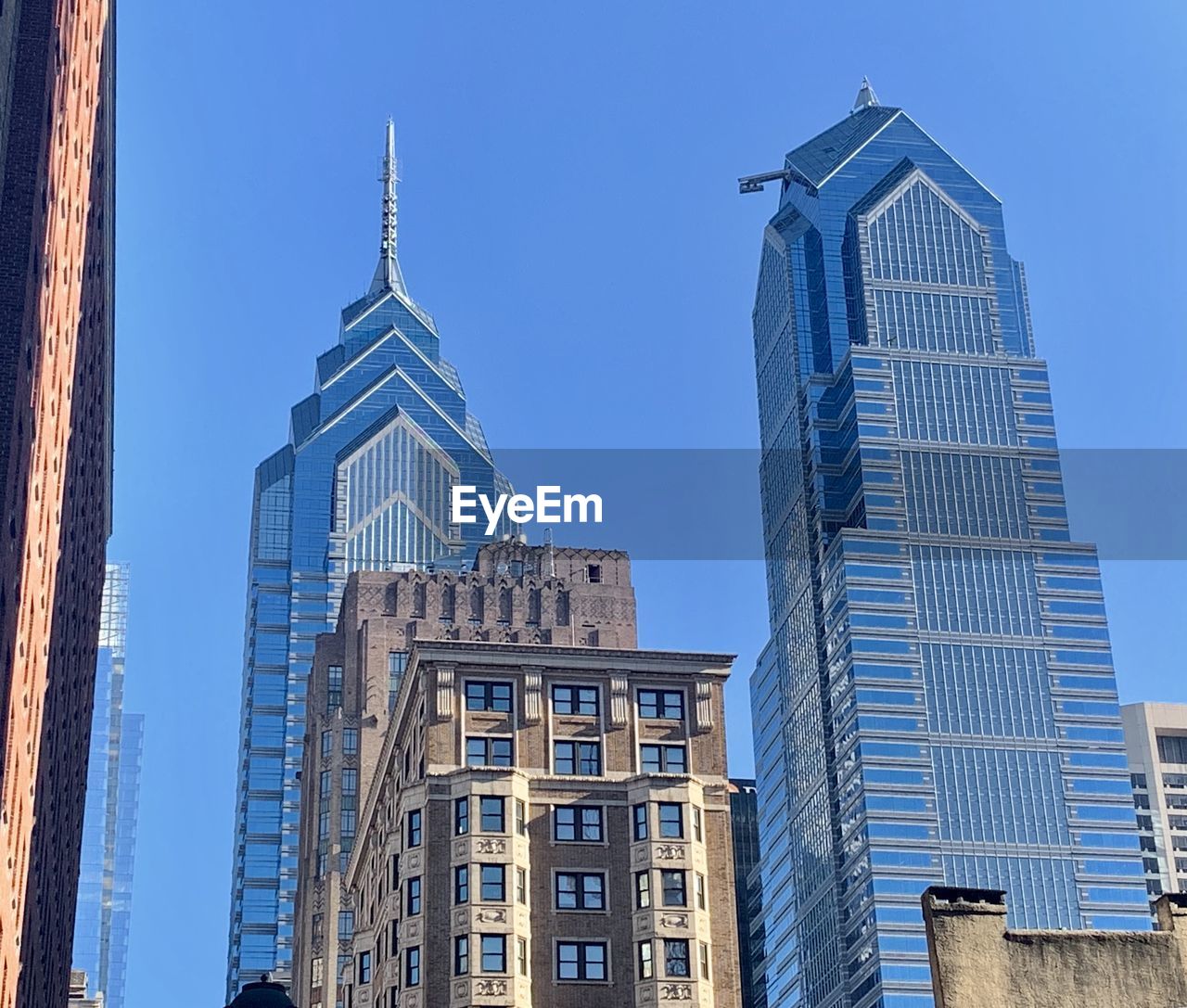 LOW ANGLE VIEW OF BUILDINGS AGAINST SKY