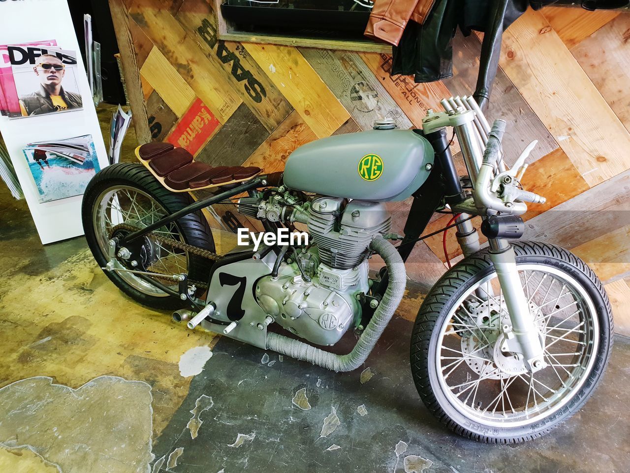 HIGH ANGLE VIEW OF BICYCLE PARKED ON FLOORING