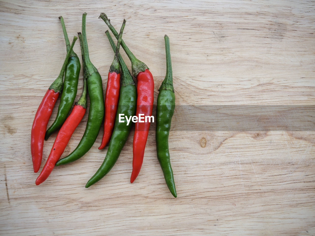 HIGH ANGLE VIEW OF RED CHILI PEPPERS ON TABLE