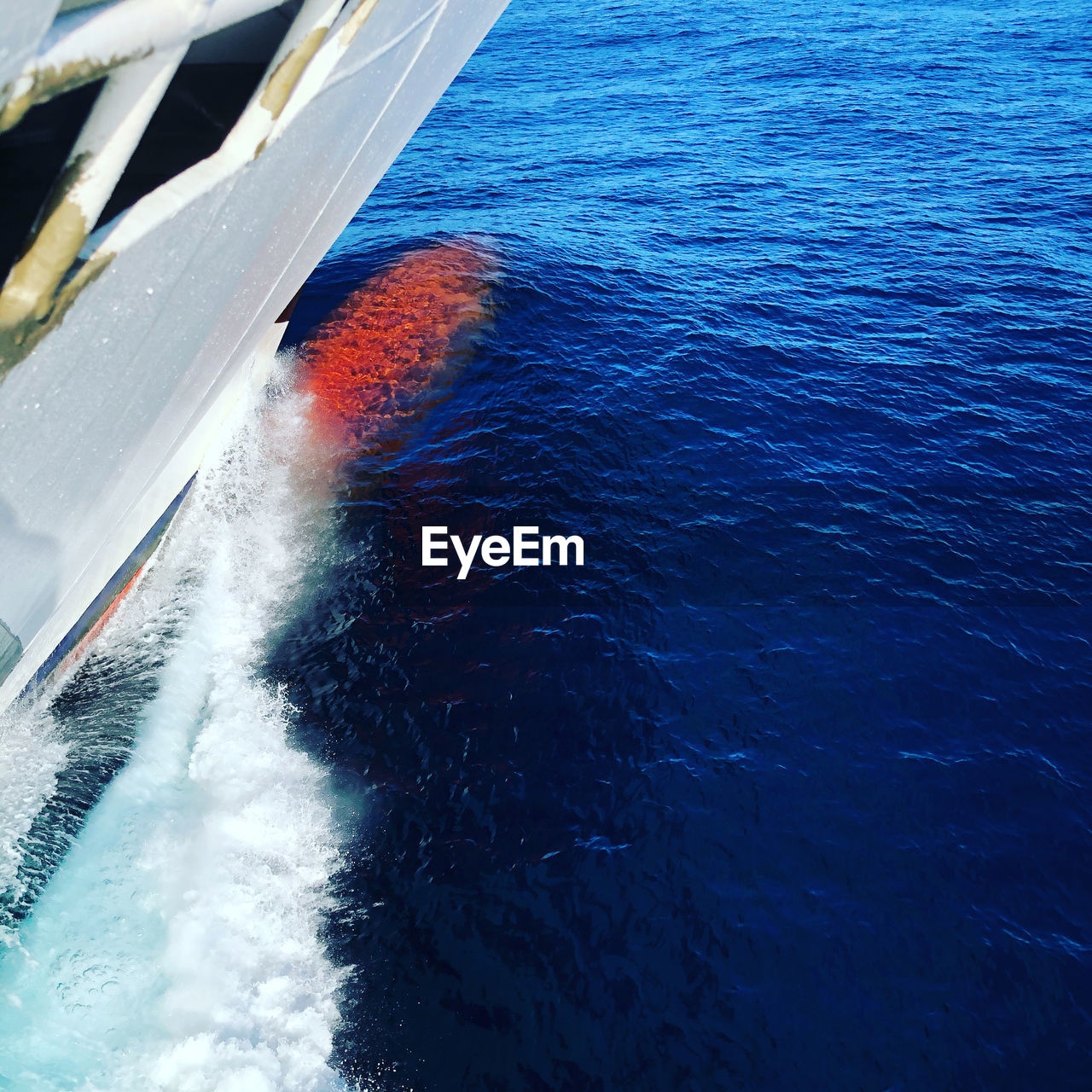 HIGH ANGLE VIEW OF BOAT ON SEA