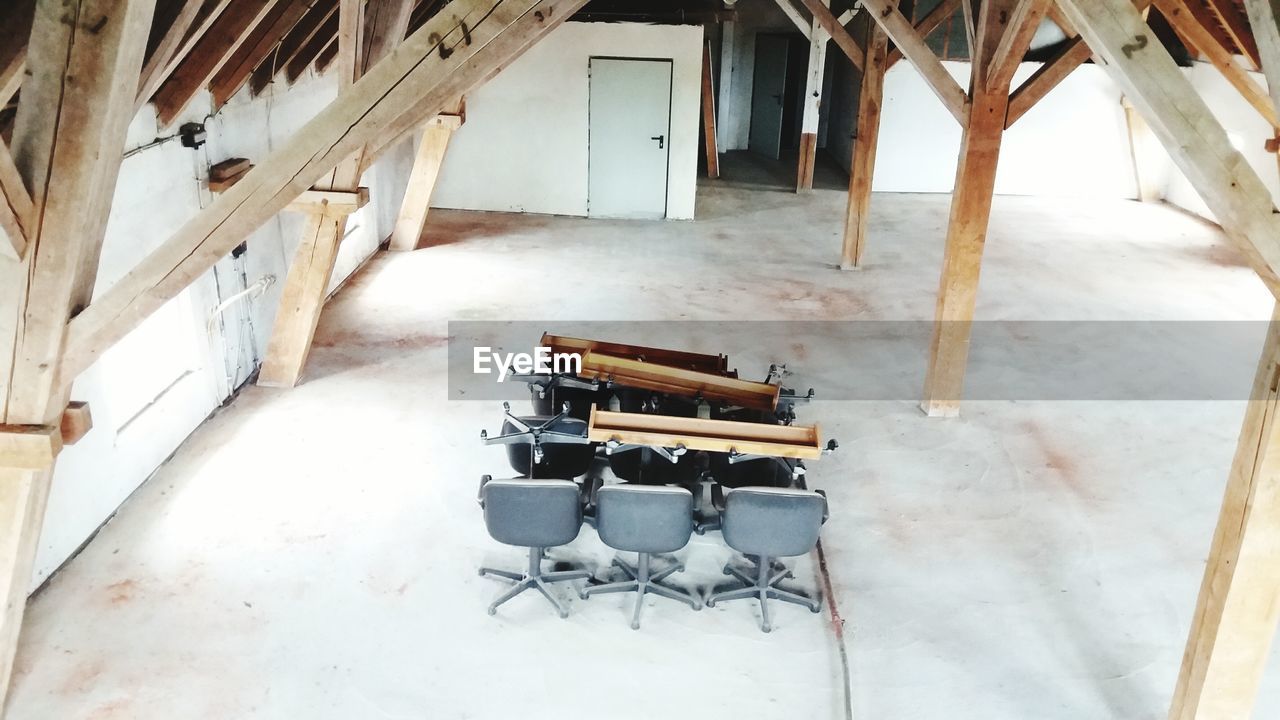 HIGH ANGLE VIEW OF CHAIRS AND TABLE IN BUILDING