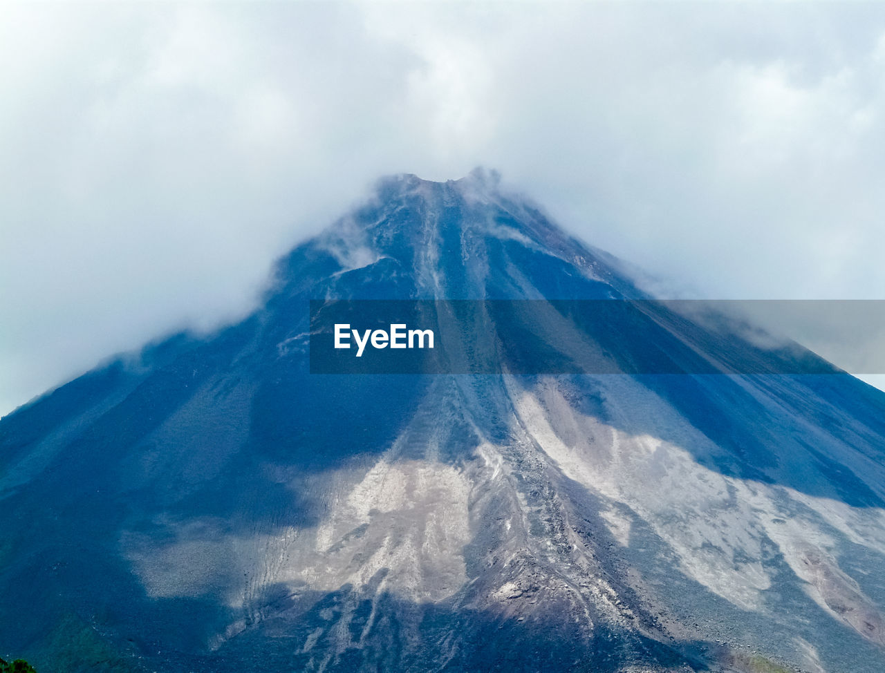 AERIAL VIEW OF VOLCANIC MOUNTAIN AGAINST SKY