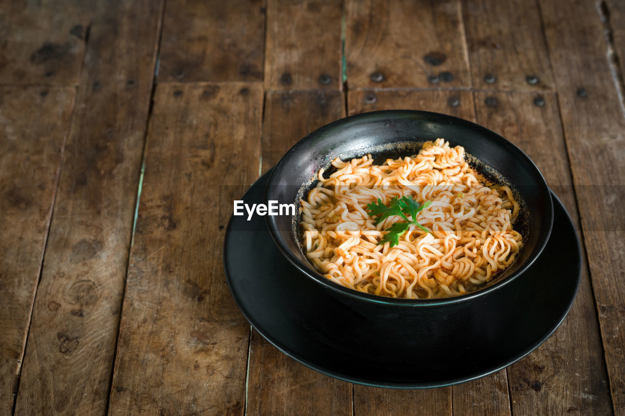 HIGH ANGLE VIEW OF PASTA IN BOWL ON TABLE