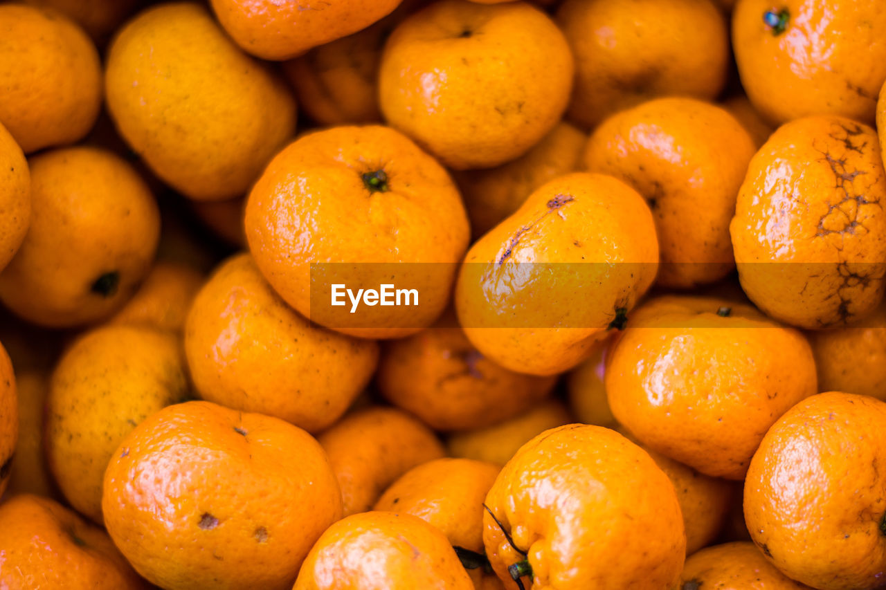 FULL FRAME SHOT OF ORANGES IN MARKET