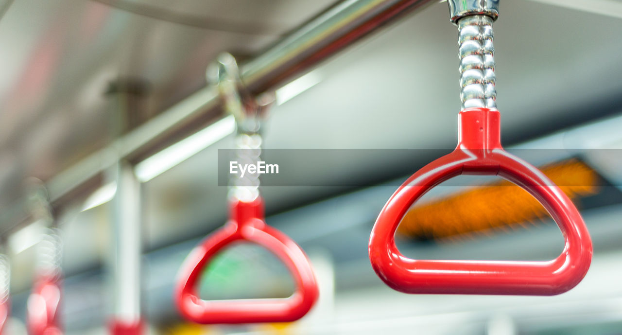 CLOSE-UP OF CHAIN HANGING ON METAL