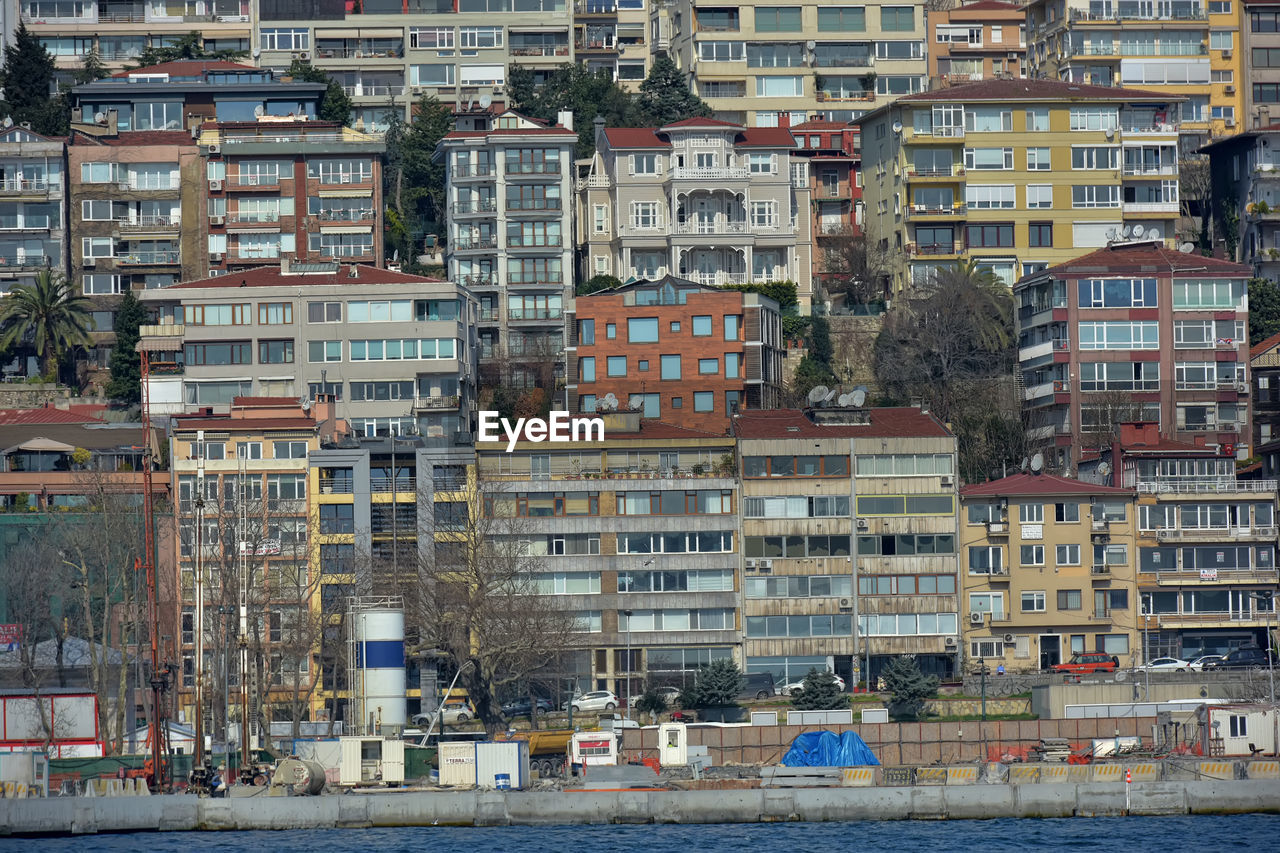 FULL FRAME SHOT OF RESIDENTIAL BUILDINGS IN CITY