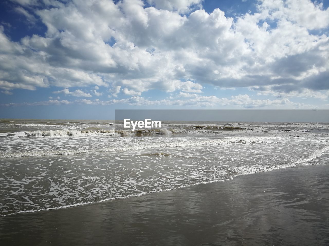 SCENIC VIEW OF BEACH AND SEA AGAINST SKY