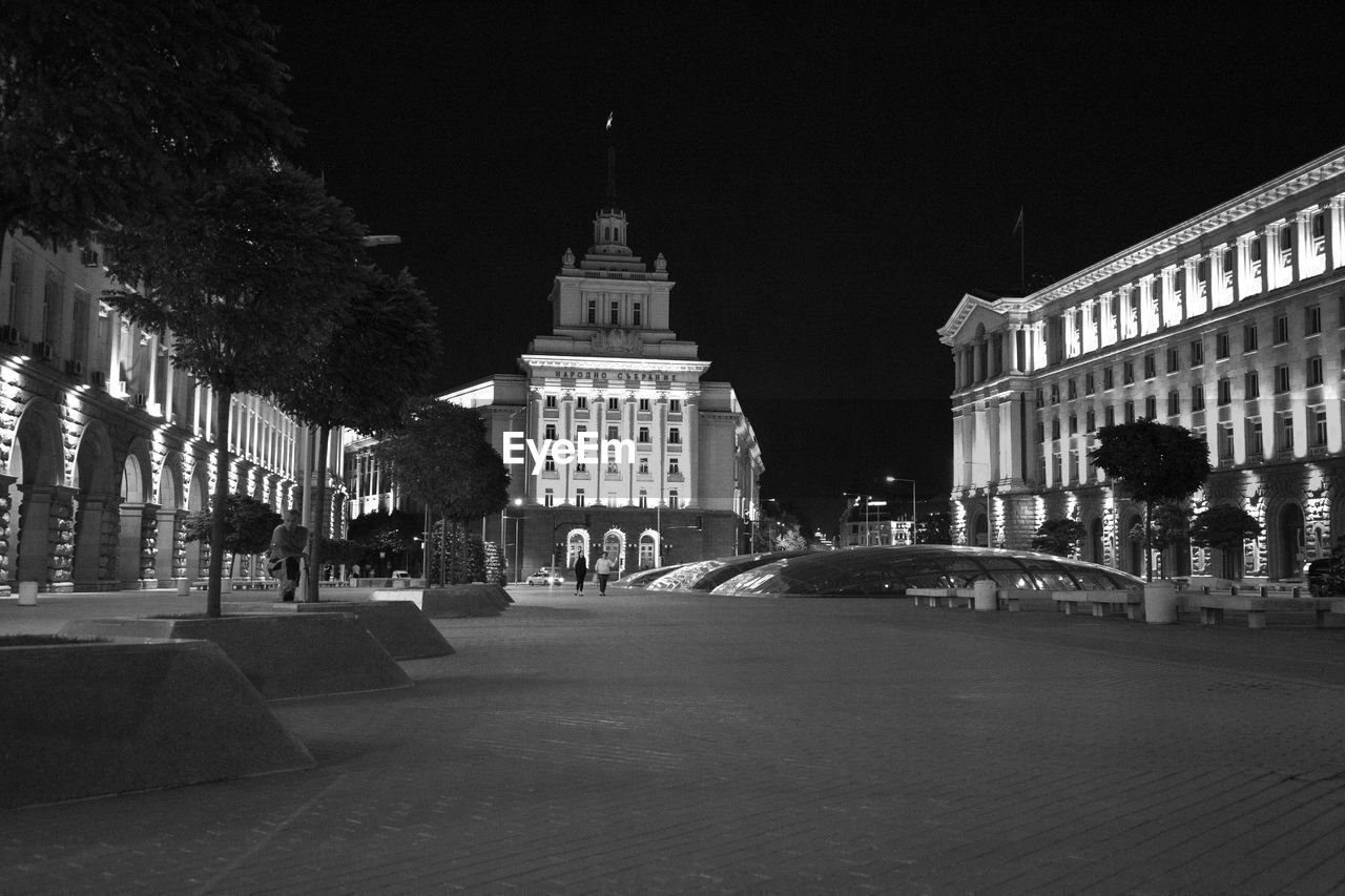 STREET LIGHT AT NIGHT