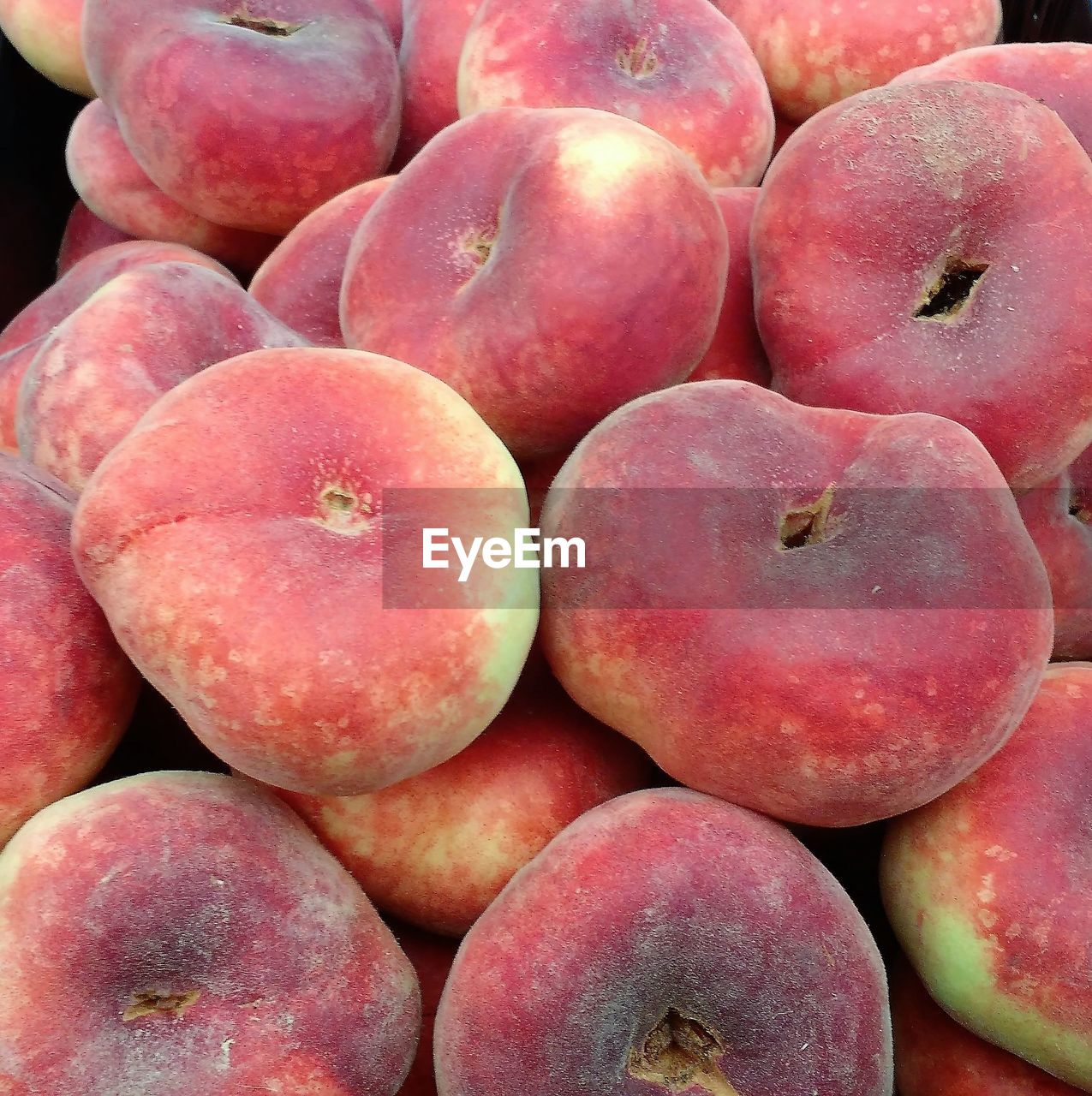 FULL FRAME SHOT OF APPLES