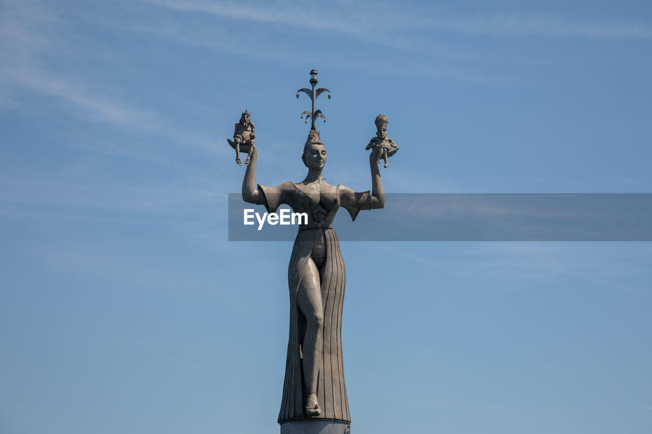 LOW ANGLE VIEW OF ANGEL STATUE AGAINST SKY