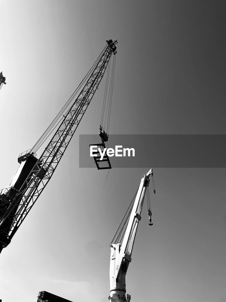 crane - construction machinery, machinery, industry, sky, construction industry, construction site, construction machinery, line, architecture, black and white, low angle view, development, nature, no people, monochrome photography, vehicle, unloading, clear sky, monochrome, business finance and industry, built structure, transportation, outdoors, business, copy space, day, construction equipment