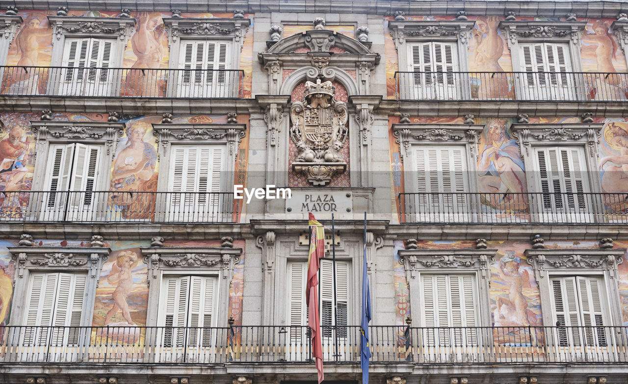 FULL FRAME SHOT OF BUILDING WITH WINDOWS