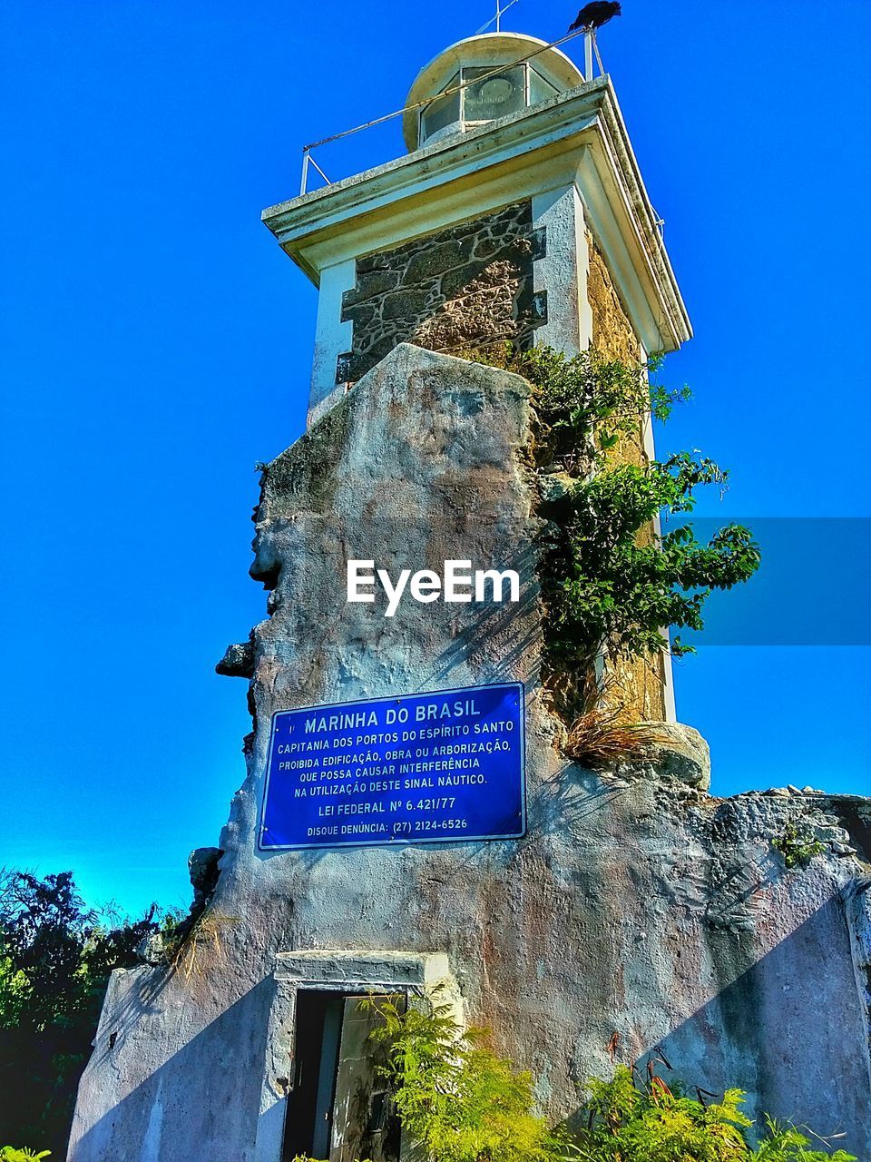 LOW ANGLE VIEW OF BUILDING AGAINST CLEAR BLUE SKY