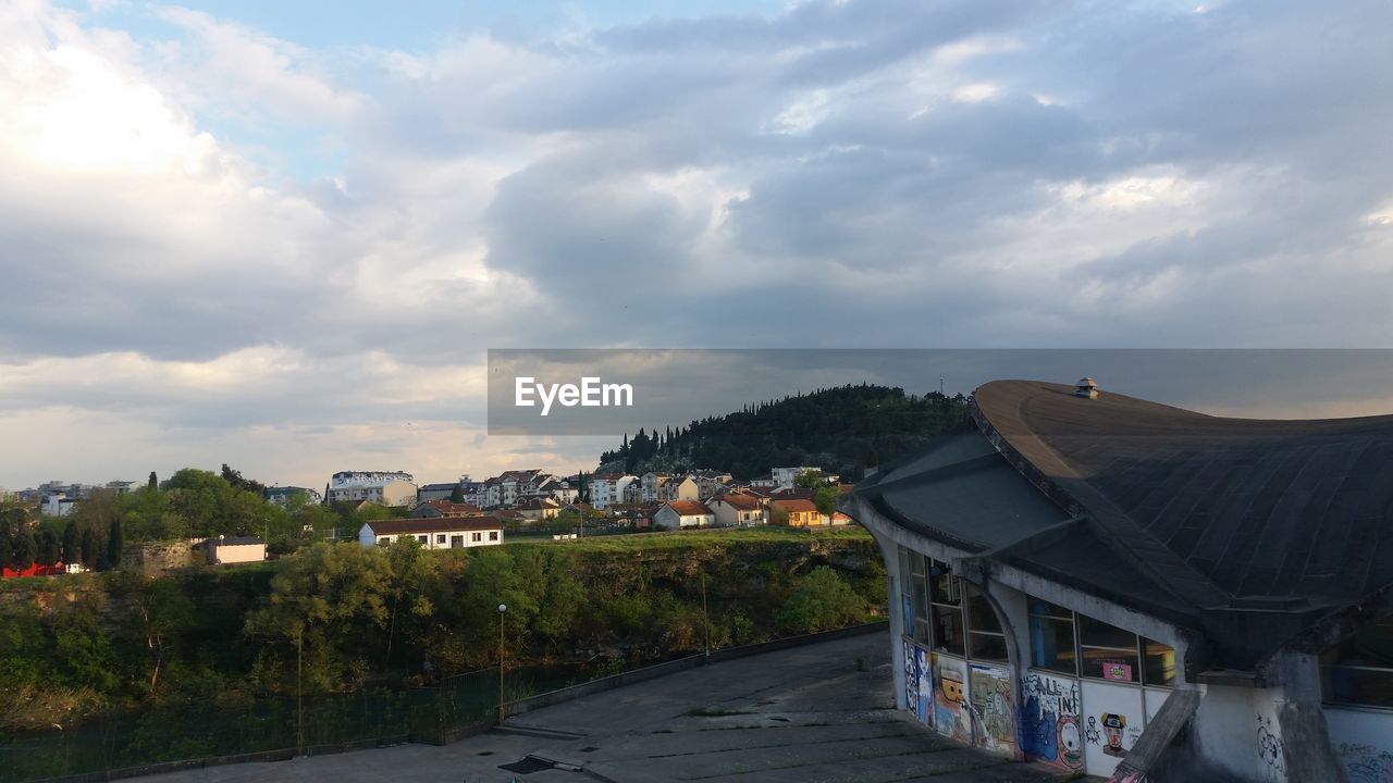 VIEW OF BUILDINGS AGAINST CLOUDY SKY